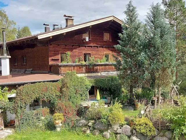 Holzhaus mit Terrasse und Garten im Grünen.