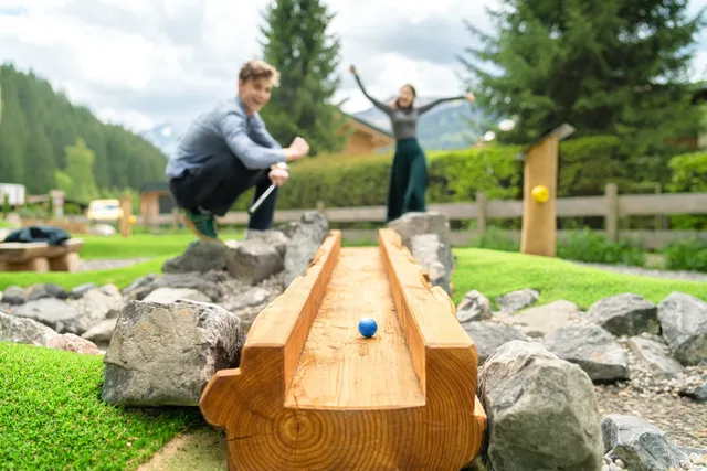 Minigolfbahn mit hölzerner Rinne