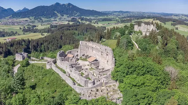 Burgruinen Eisenberg und Hohenfreyberg: ein eigener Wanderausflug nahe der Genussstationen. Aufnahme 2026.