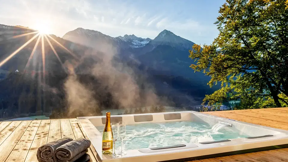 Außen-Jacuzzi auf Holzdeck mit Bergblick
