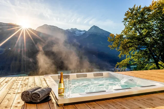 Außen-Jacuzzi auf dem Holzdeck mit Bergblick