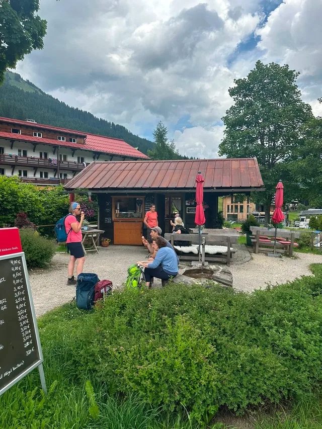 Sitzbereich im Grünen beim Minigolfplatz Baad