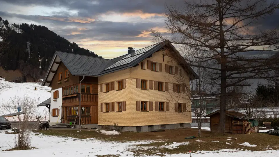 Winterliche Hausansicht der Ferienwohnungen Zunzer