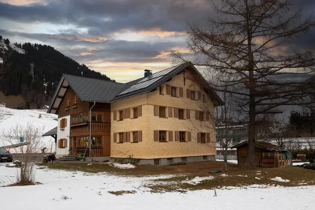 Winterliche Hausansicht der Ferienwohnungen Zunzer