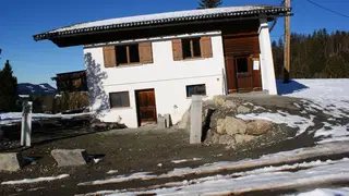 Sibratsgfäll erleben: Schiefes Haus und Bouldergriffe im Dorf