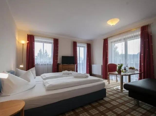 Zimmer mit Sitzecke im Hotel Kühbergalp