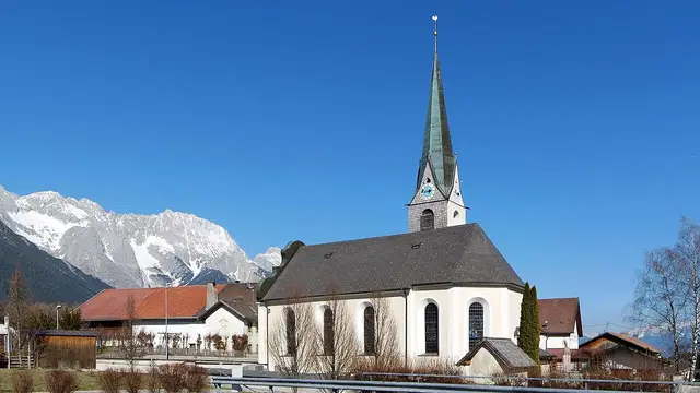 Ortsansicht von Obsteig mit Pfarrkirche; Archivaufnahme aus dem März 2014.