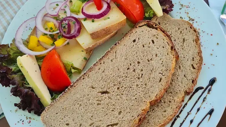 Brot mit Käse und Gemüse