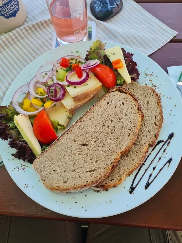 Brot mit Käse und Gemüse