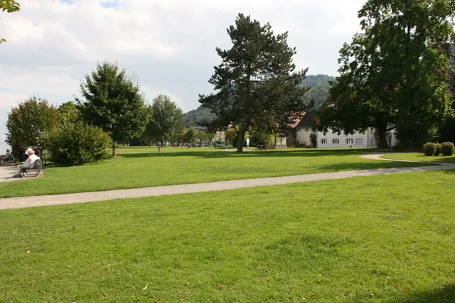 Grünflächen und Wege im Uferpark Bodman