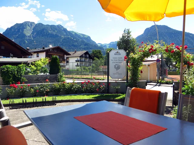 Panoramaterrasse der Bacchus Stuben mit Bergblick
