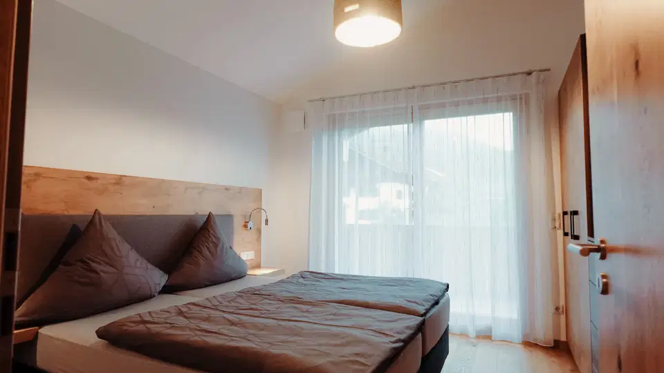 Schlafzimmer mit dunklen Kissen
