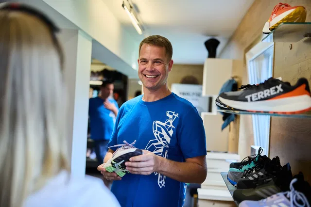 Fachberatung zu Wanderschuhen im Sportgeschäft