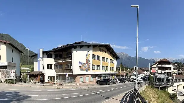 Straßenansicht im Ortszentrum von Arzl im Pitztal (Archivaufnahme).