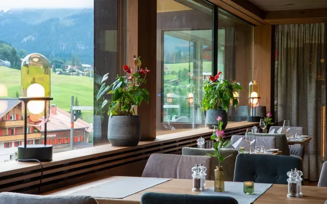 Restaurant im Almhof Rupp mit Blick auf die Walser Bergwelt