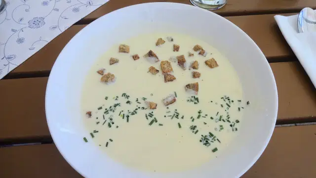 Graukassuppe in der Erlebnissennerei Zillertal, Aufnahme von 2018. Historische Gerichtsaufnahme, keine aktuelle Menüauskunft.