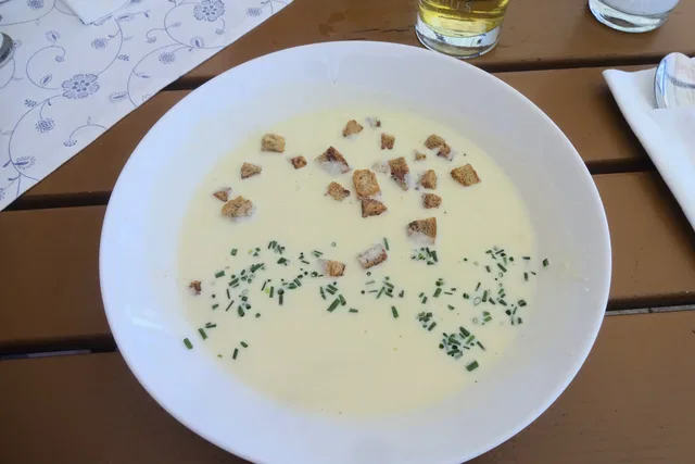 Cremige Suppe mit Schnittlauch und Brotwürfeln