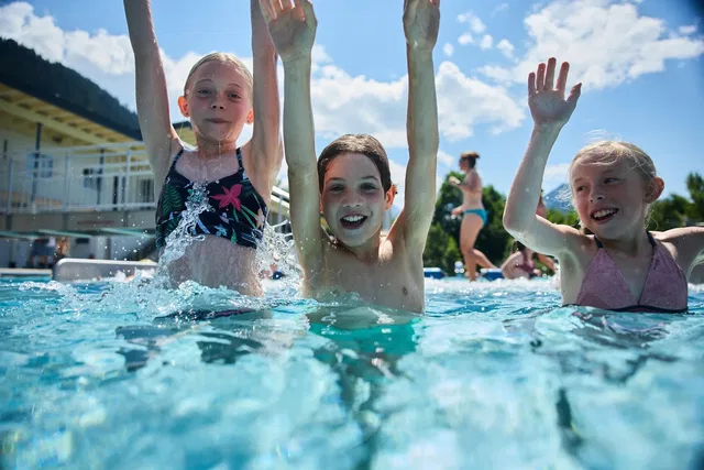 Kinder beim Wasserspaß im Freibad Riezlern