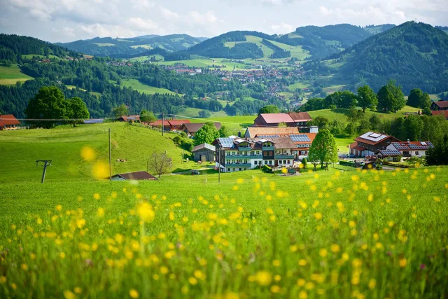 Ferienhotel Starennest zwischen grünen Wiesen und Hügeln