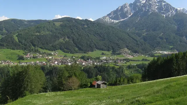 Mieders im Stubaital mit der Serles im Hintergrund (Archivaufnahme).