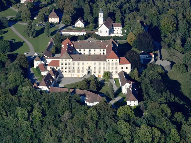 Schloss Zeil und Schlosshof aus der Luft