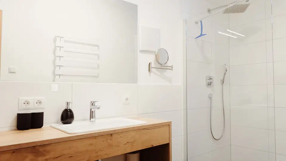 Badezimmer mit Dusche