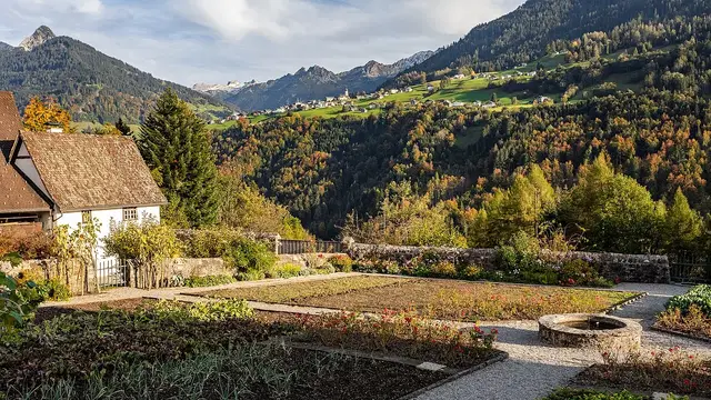 Garten der Propstei St. Gerold mit Blick ins Große Walsertal. Ausgangsort des separaten Spaziergangs.