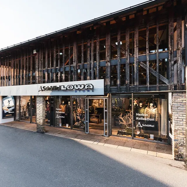 Schöffel LOWA Store-Fassade mit Holzvordach und Glasfront