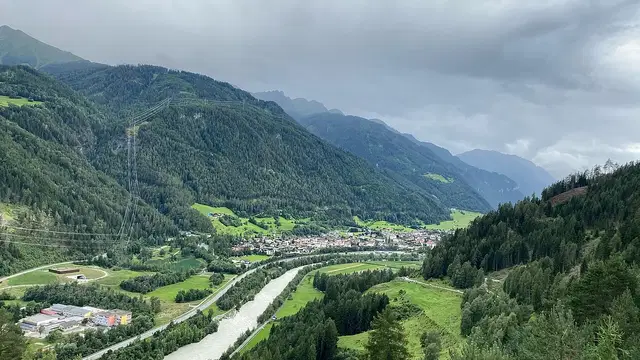 Ried im Oberinntal mit Inn und grünen Berghängen.