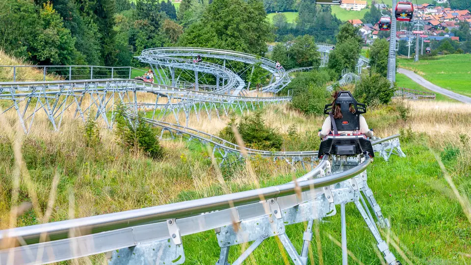 Kurvige Schienenstrecke des AlpspitzCOASTER