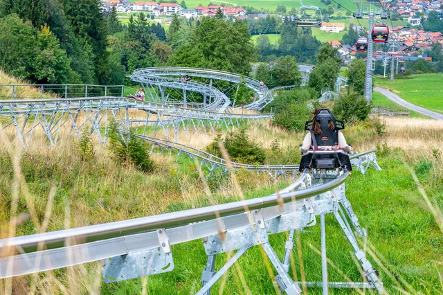 Kurvige Schienenstrecke des AlpspitzCOASTER