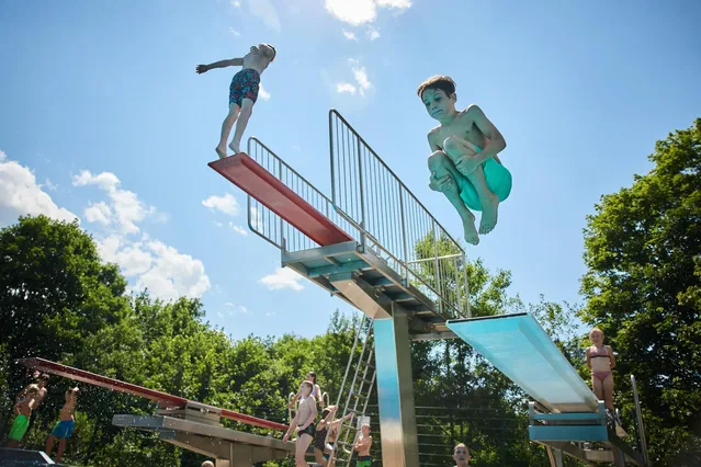 Sprungturm im Freibad Riezlern