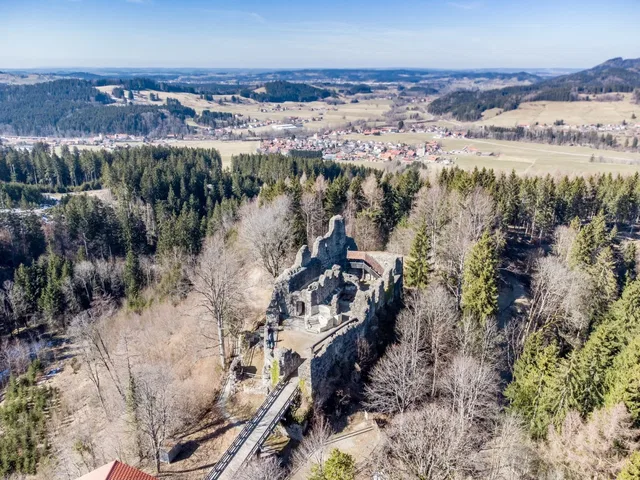Luftaufnahme der Burgruine Alt-Trauchburg