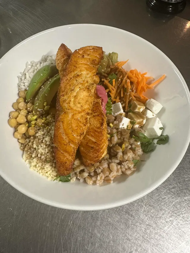 Gegrillter Lachs auf bunter Gemüse- und Getreide-Bowl