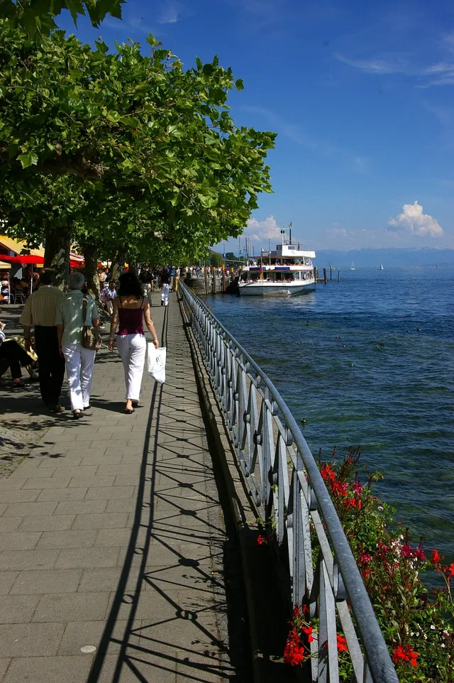 Uferpromenade Meersburg mit Schiffsanleger am Bodensee