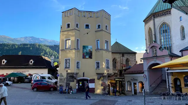 Historische Gebäude und Pfarrkirche am Oberen Stadtplatz in Hall in Tirol. Ortsmotiv.