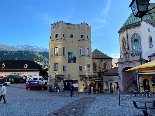 Historischer Platz mit Kirche und Berglandschaft