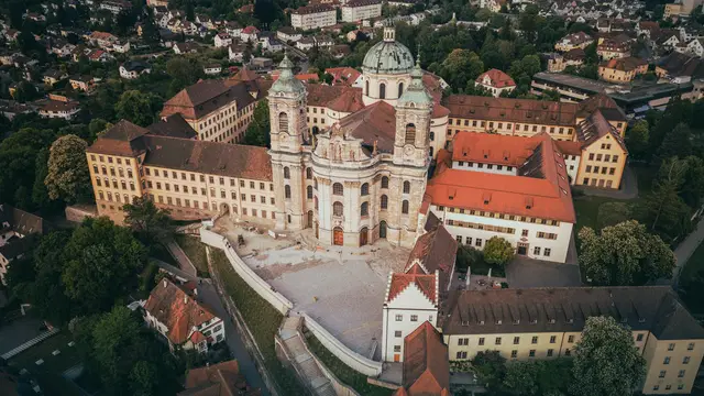 Luftansicht der Basilika Weingarten mit Kuppel, Doppelturmfassade und ehemaliger Klosteranlage. Ortsmotiv zur Ausflugsplanung.