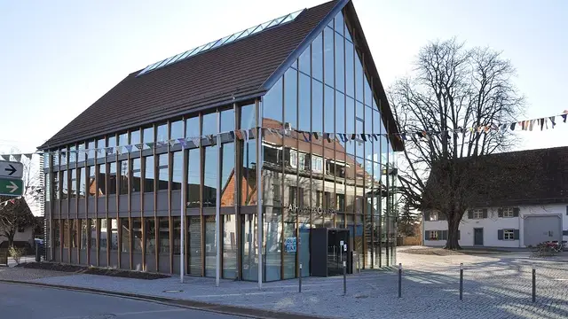 Rathaus in Frickingen nahe dem Fricker Platz, einem Orientierungspunkt des Apfelrundwegs.