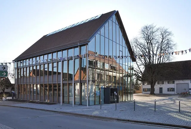 Rathaus in Frickingen nahe dem Fricker Platz, einem Orientierungspunkt des Apfelrundwegs.