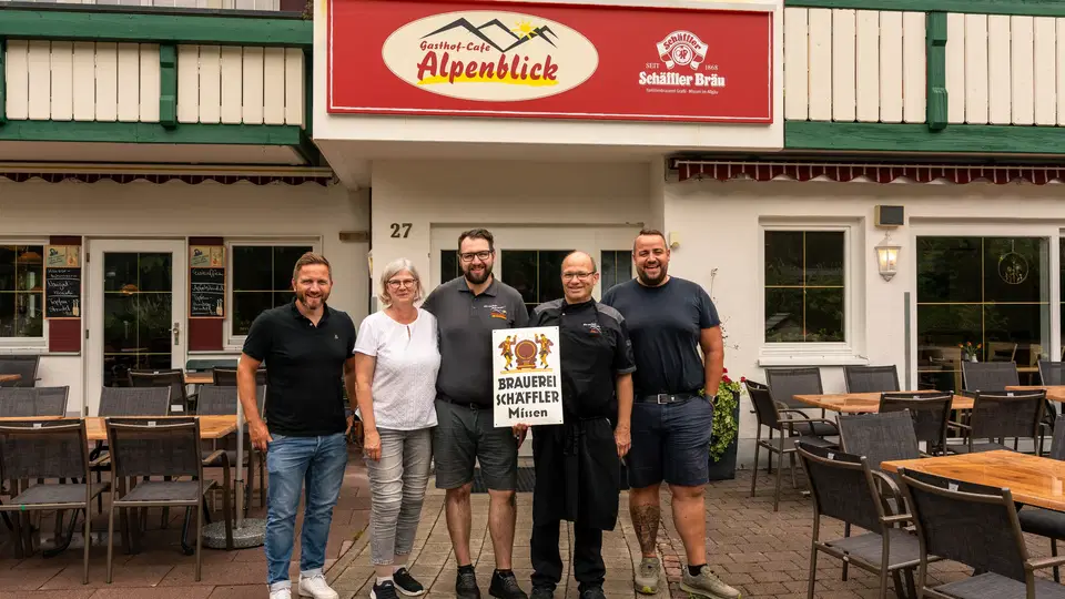 Fünf Personen vor dem Gasthof Alpenblick