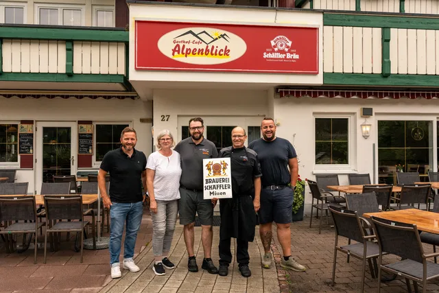 Sechs Personen vor dem Gasthaus Alpenblick