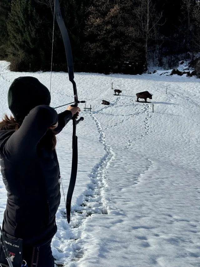 Bogenschütze vor Wildschwein-Tierzielen im Schnee
