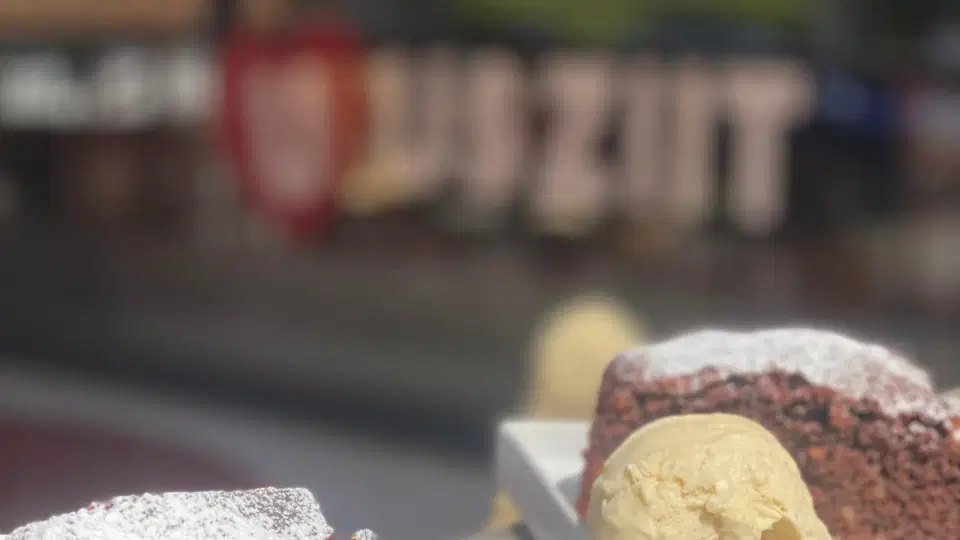Dessert-Teller mit Kuchen und Eis im Freien, Puderzucker