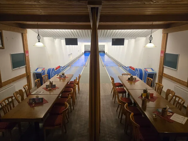 Zwei Kegelbahnen mit angrenzenden Sitzplätzen im Rama-Romacentro