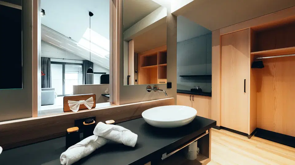 Waschplatz und offener Kleiderschrank im Hotel Zum Goldenen Hirsch.