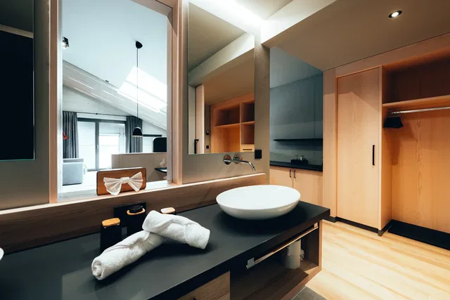 Waschplatz und offener Kleiderschrank im Hotel Zum Goldenen Hirsch.
