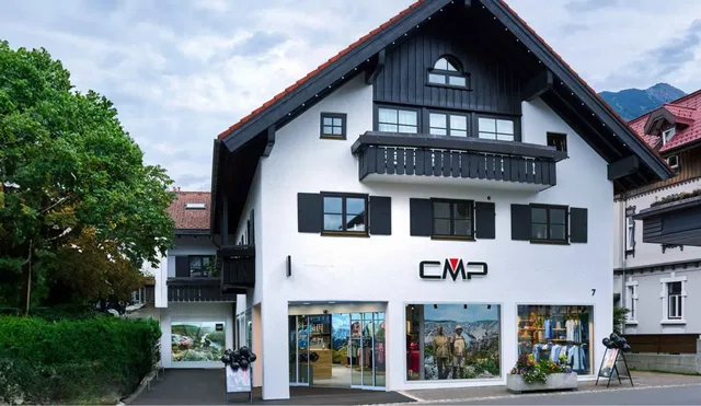 CMP Store in der Nebelhornstraße 7 mit Schaufenstern und weißer Fassade