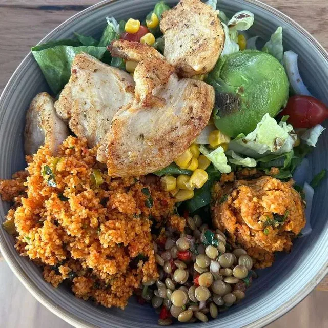 Bowl mit Hähnchen, Couscous, Salat und Gemüse