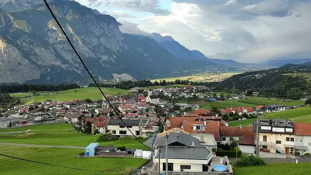 Oberperfuss von Westen mit Häusern und Bergen (Archivaufnahme).